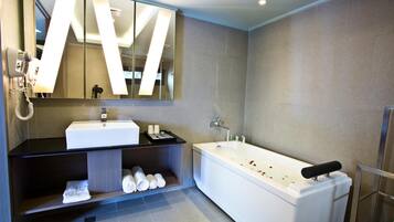 Habitación Deluxe doble | Baño | Ducha, artículos de higiene personal gratuitos y secador de pelo