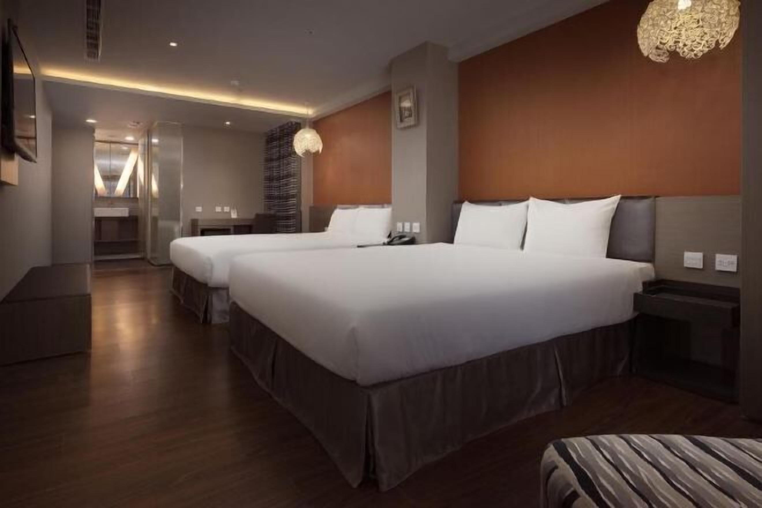 Desk, soundproofing, free WiFi, bed sheets