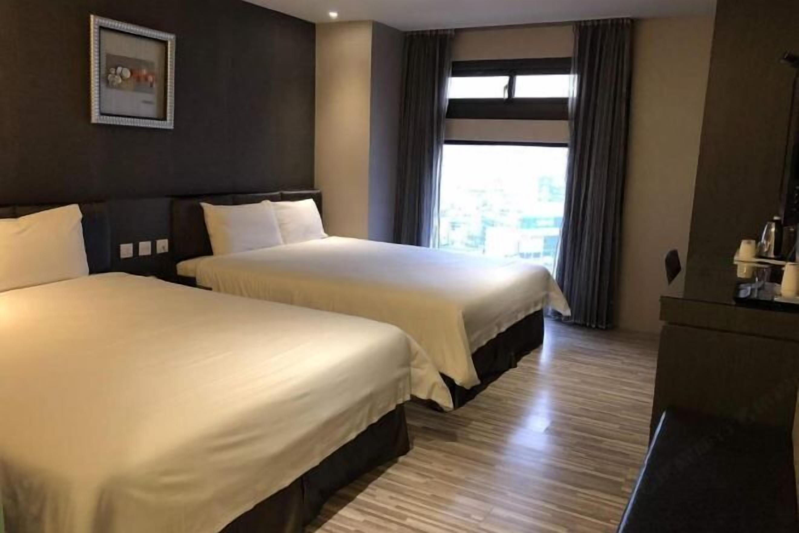 Desk, soundproofing, free WiFi, bed sheets