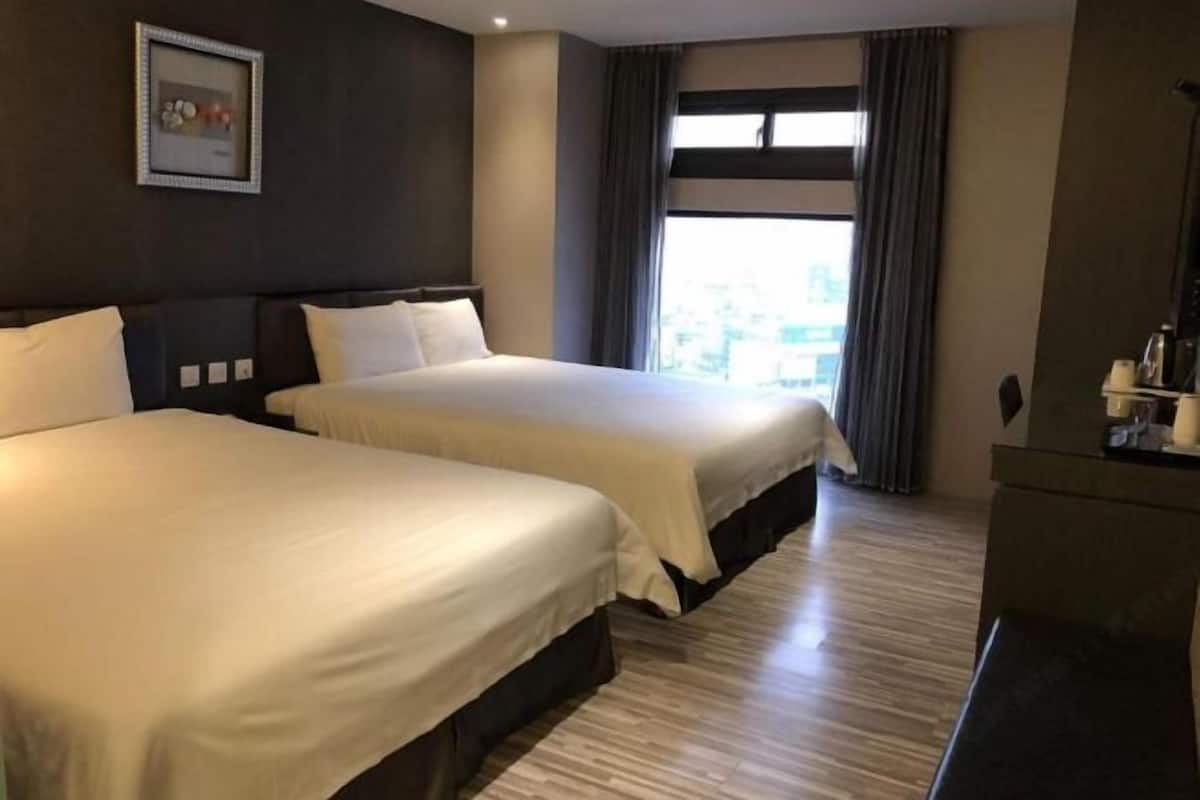 Escritorio, insonorización, wifi gratis y ropa de cama