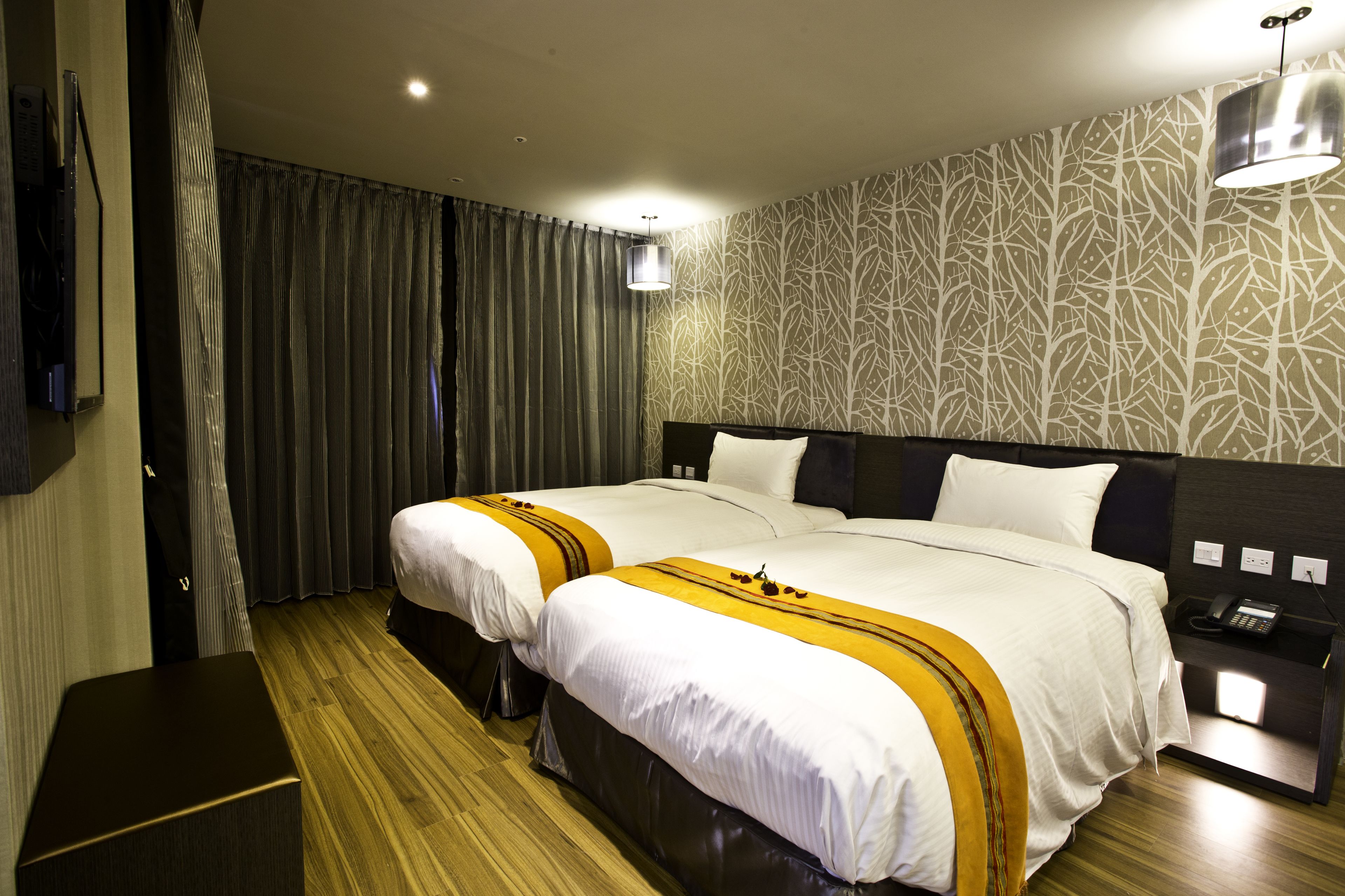 standard twin room | desk, soundproofing, free wifi, bed sheets