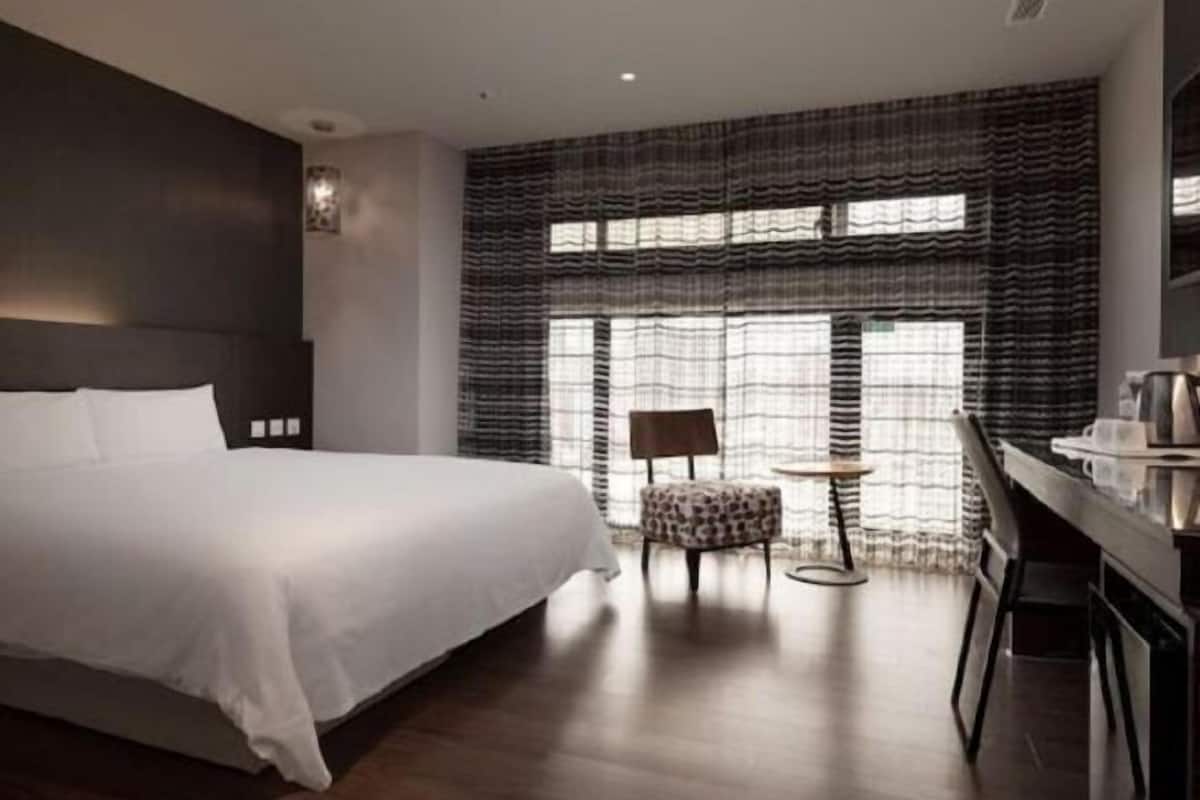 Escritorio, insonorización, wifi gratis y ropa de cama