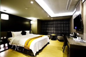 Escritorio, sistema de insonorización, wifi gratis y ropa de cama