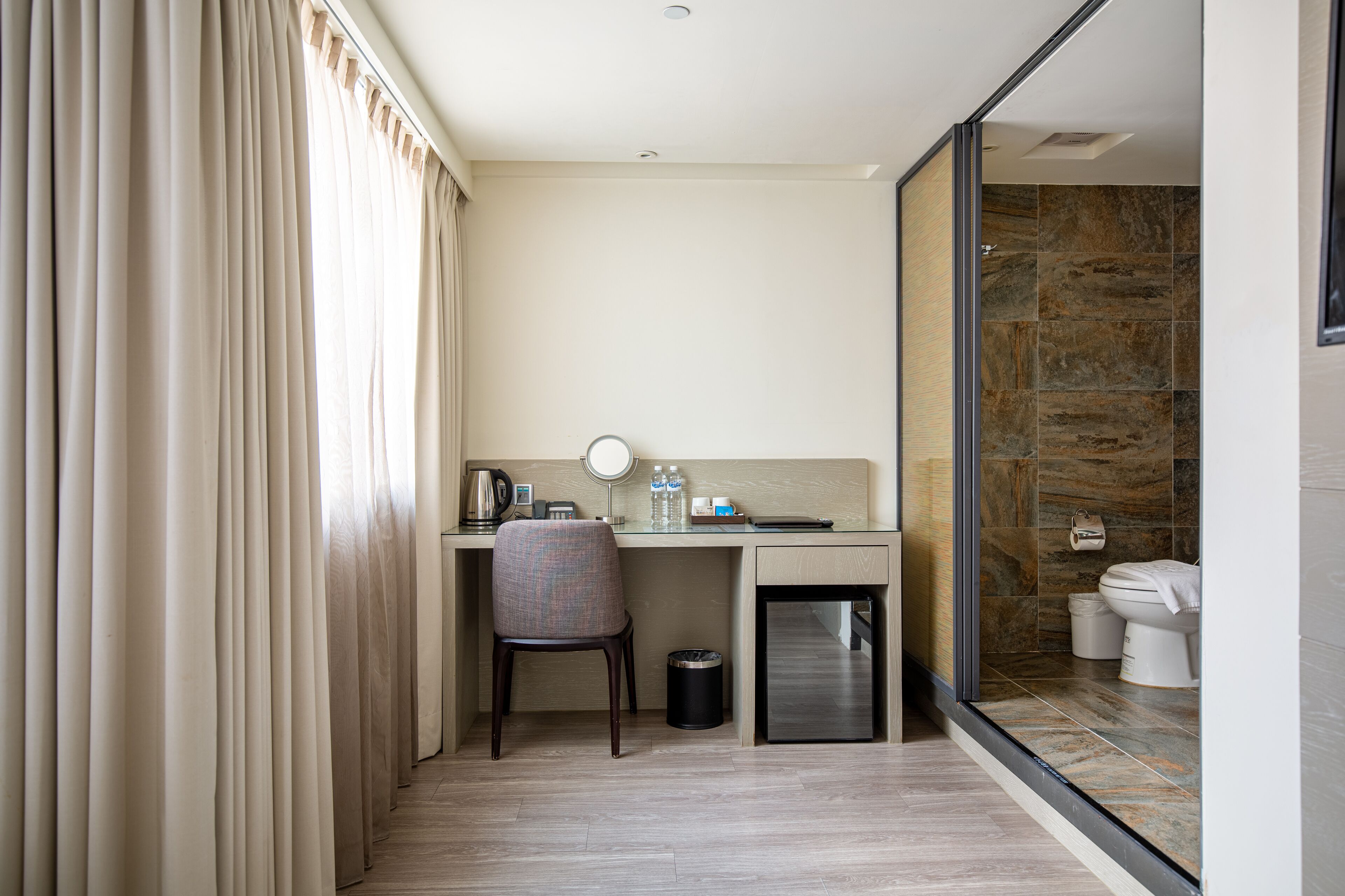 1 bedroom, down duvets, desk, soundproofing