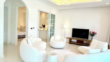 Deluxe Three-Bedrooms Apartment | Living area