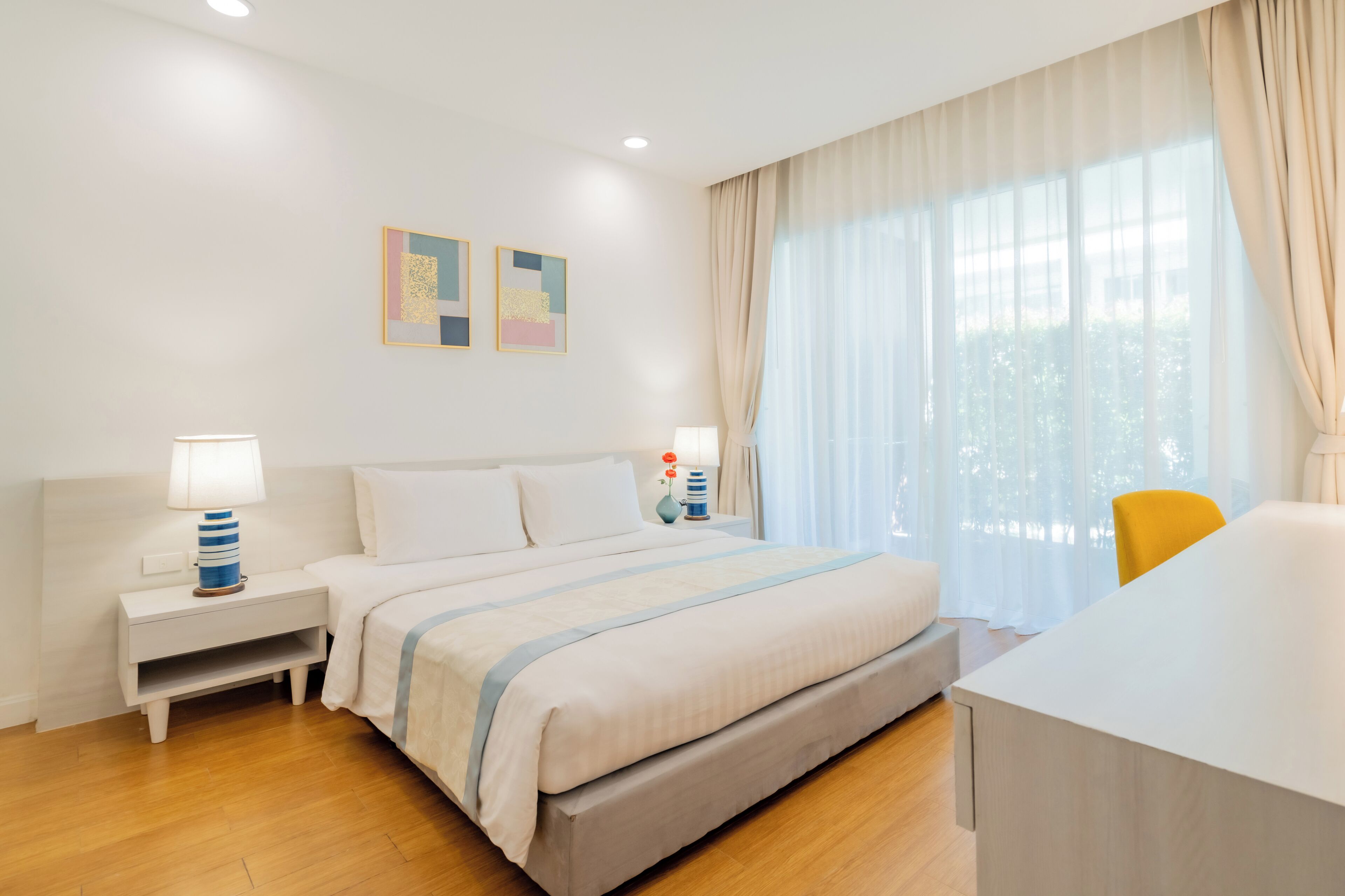 Deluxe One-Bedroom Apartment