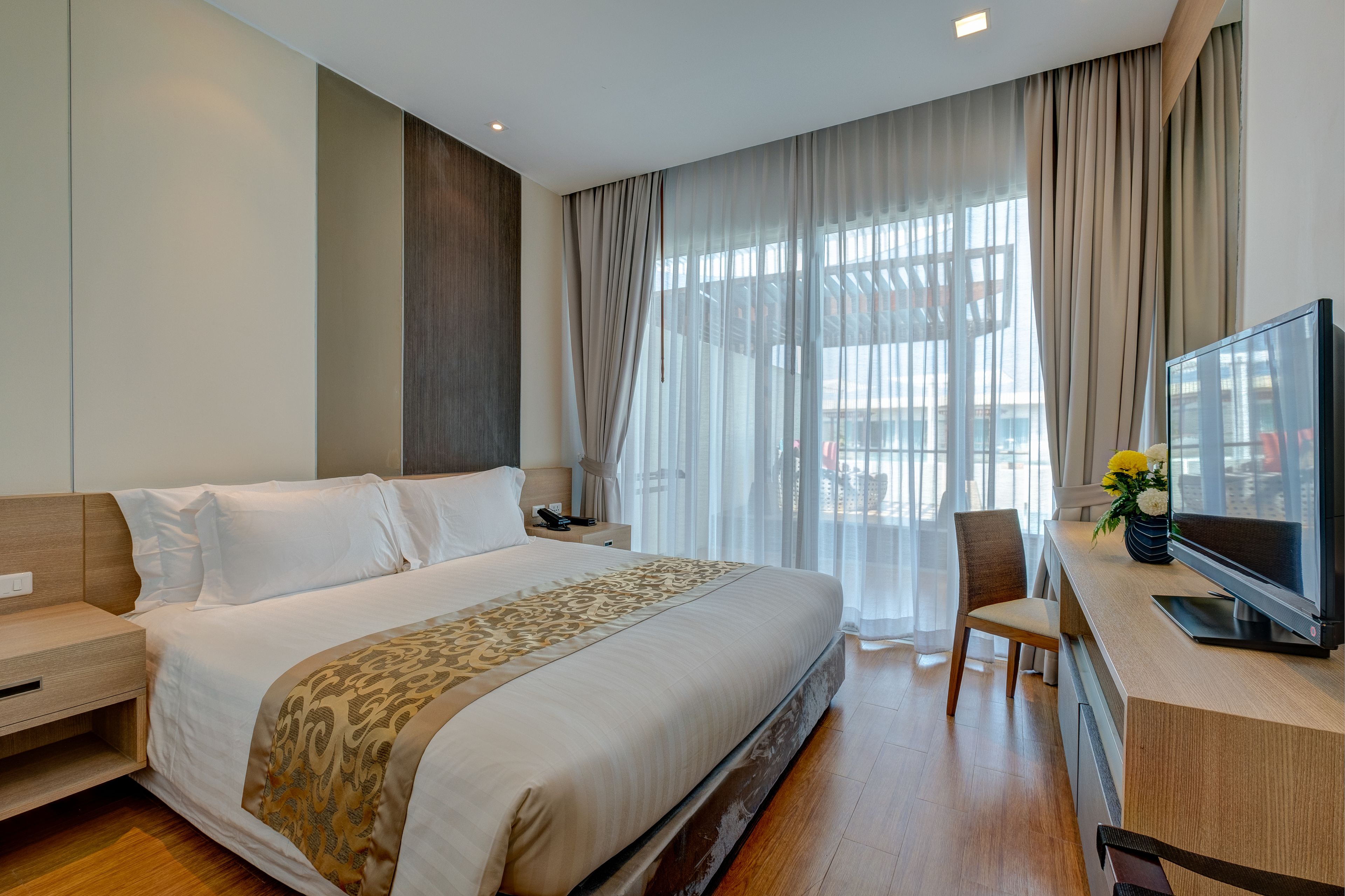 Värdeförvaringsskåp på rummet, arbetsyta för laptop och ljudisolering