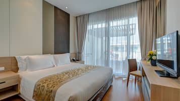 Caja de seguridad en la habitación y espacio para trabajar con laptop