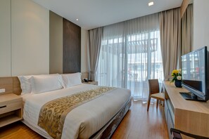 Tallelokero huoneessa, kannettavalle tietokoneelle sopiva työtila