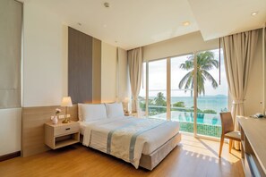 Pelican Luxury Ocean View Pool Villa 3 Bedrooms | Caja fuerte y espacio para trabajar con un portátil