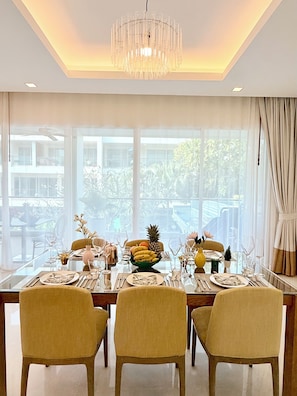 Deluxe Three-Bedrooms Apartment | リビング エリア