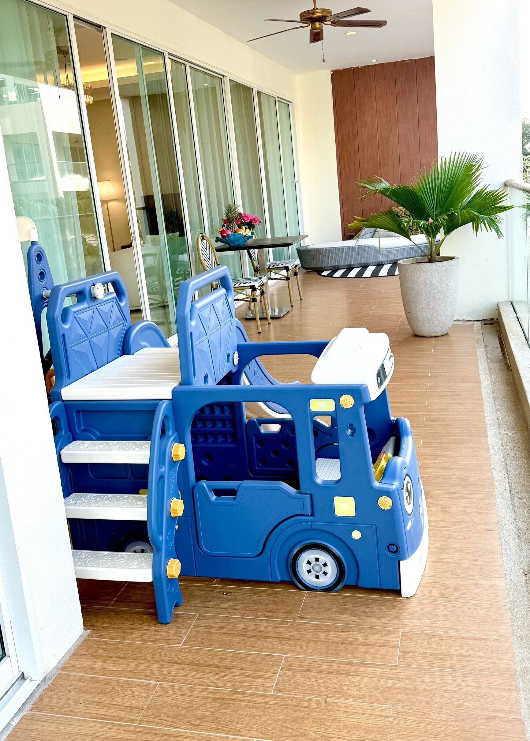 Deluxe Three-Bedrooms Apartment | Balcón