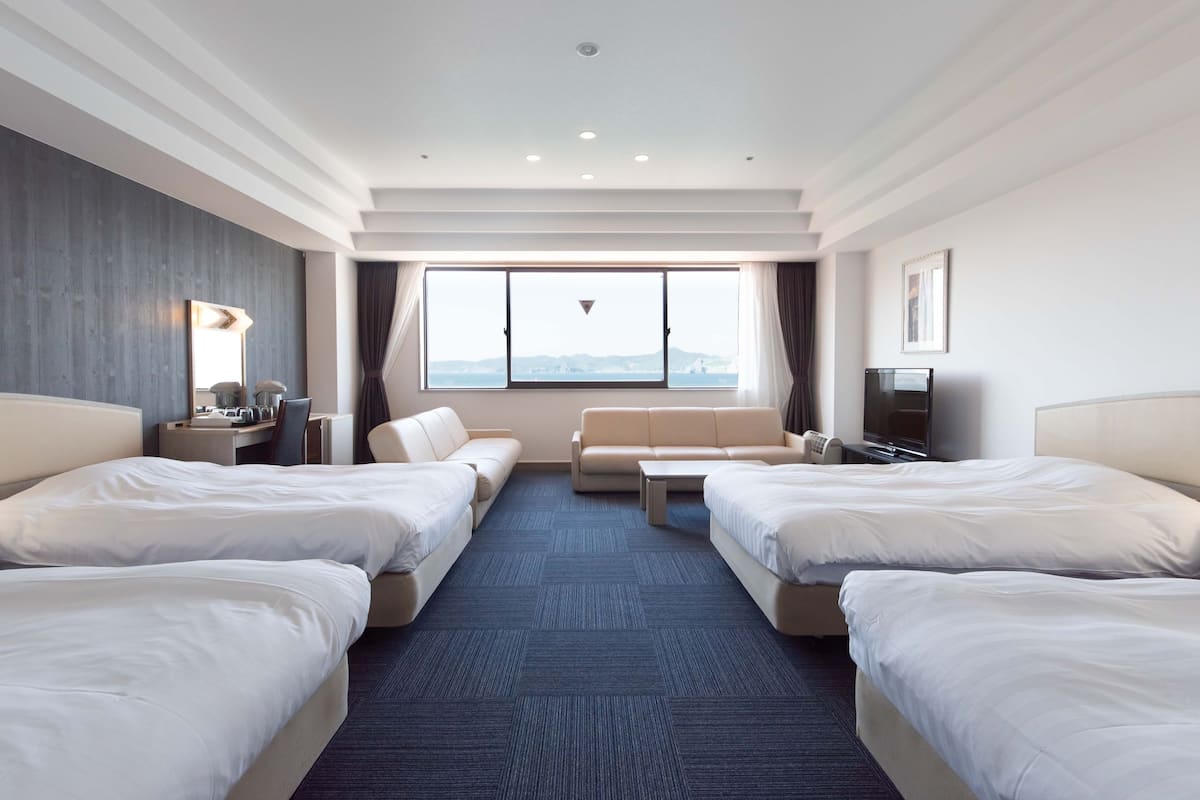 Fyrbäddsrum (Minato Hotel) | Värdeförvaringsskåp på rummet, skrivbord, gratis wi-fi och sängkläder