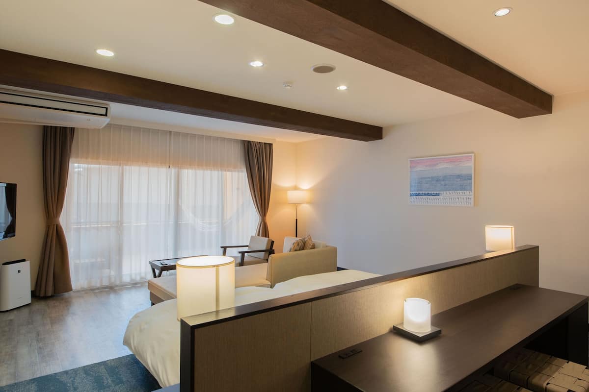 Tvåbäddsrum (Hollywood Twin, Nagi Hotel, Renovated) | Värdeförvaringsskåp på rummet, skrivbord, gratis wi-fi och sängkläder