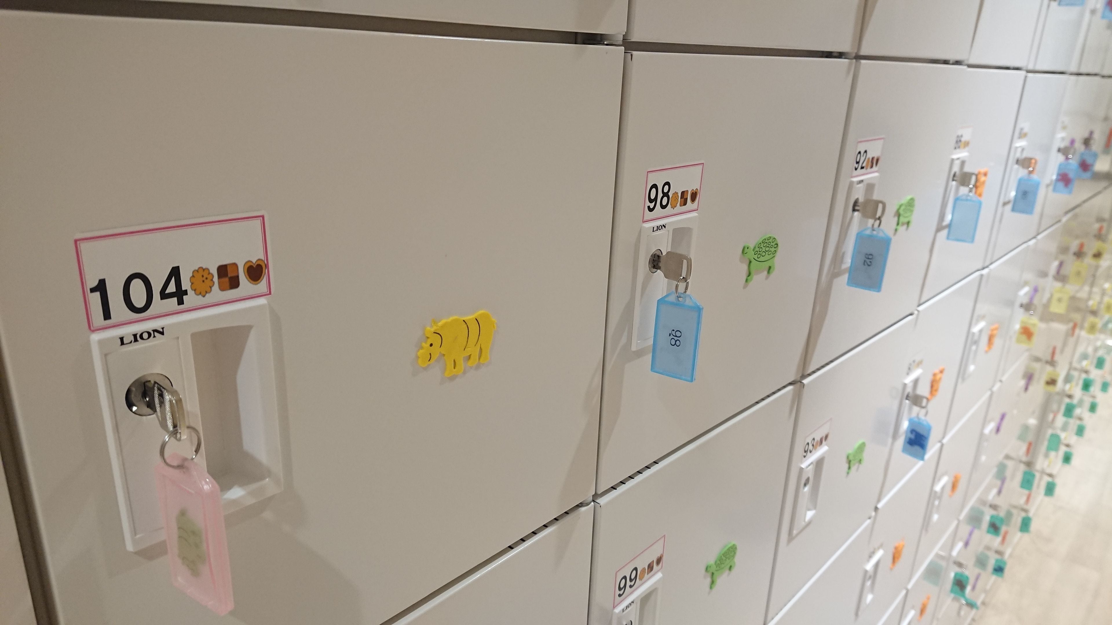 Une rangée de casiers de rangement, chacun portant une étiquette numérotée et accessible à l’aide d’une carte-clé.