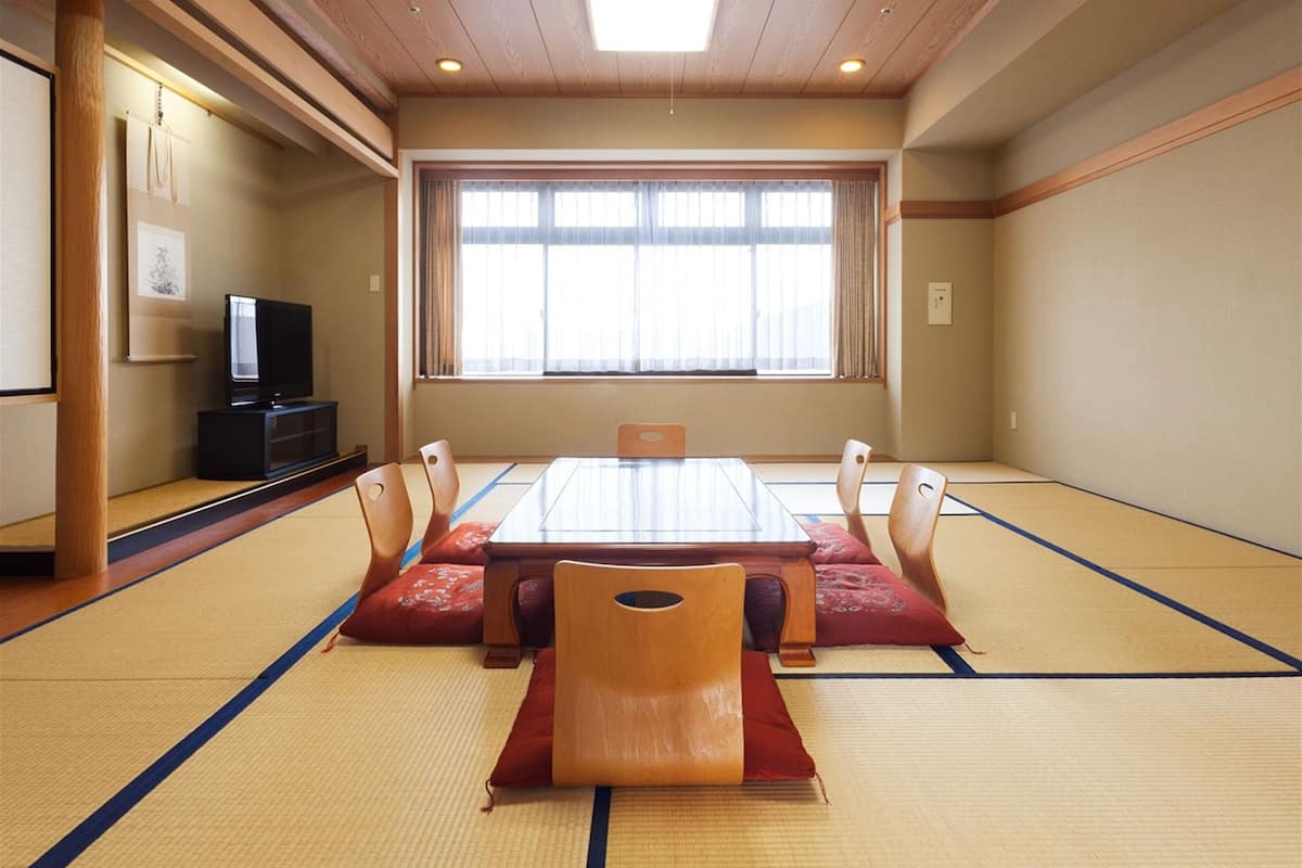 Traditionellt rum (Japanese Style - Minato Hotel) | Värdeförvaringsskåp på rummet, skrivbord, gratis wi-fi och sängkläder