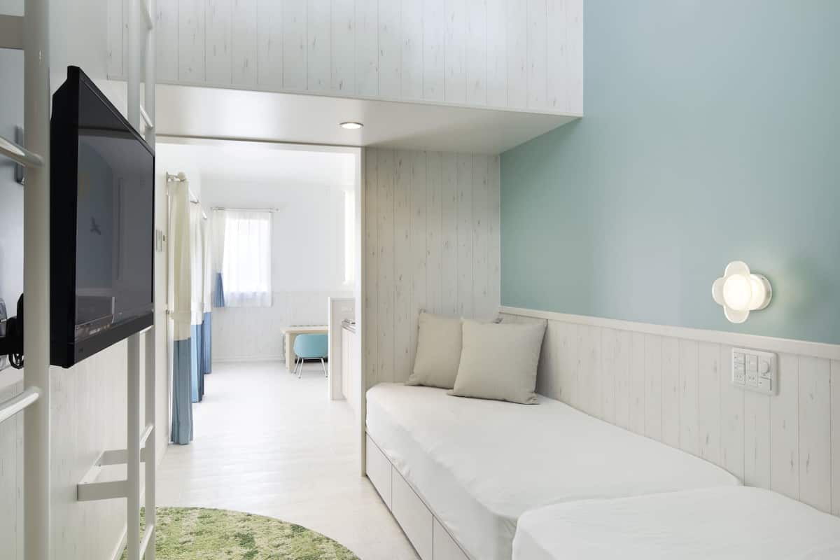 Juniorrum (Lodge, Check in at PORT AREA) | Värdeförvaringsskåp på rummet, skrivbord, gratis wi-fi och sängkläder