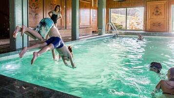 Alberca al aire libre y camastros