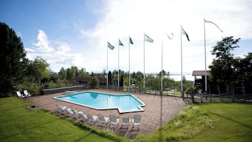 Inomhuspool, utomhuspool och solstolar