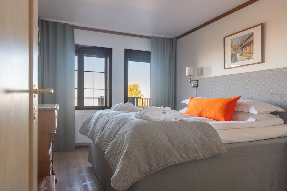 Escritorio, wifi gratis, muebles diferentes y ropa de cama 