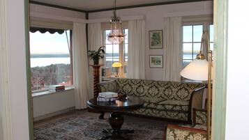 King Suite with Sea View | Vardagsrum | 32-tums tv med kabelkanaler och ett bordtennisbord