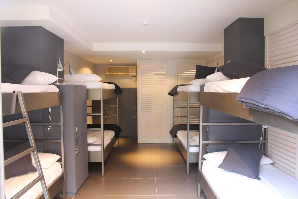 Dormitório compartilhado, somente para homens, banheiro compartilhado (1 bed in 16 bed dorm) | Quartos à prova de som, ferros/tábuas de passar roupa, Wi-Fi de cortesia