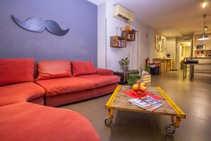 Living room - Don Moustache Hostel (Barcelona)