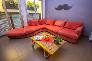 Living area - Don Moustache Hostel (Barcelona)