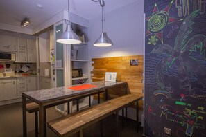 Fridge, microwave - Don Moustache Hostel (Barcelona)