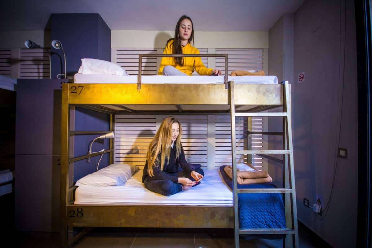 Habitación con literas, una encima y otra debajo.