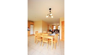 House, 3 Bedrooms | Private kitchen