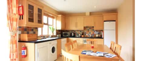 Casa, 3 quartos | Cozinha privada | Geladeira, micro-ondas, fogão, cooktop