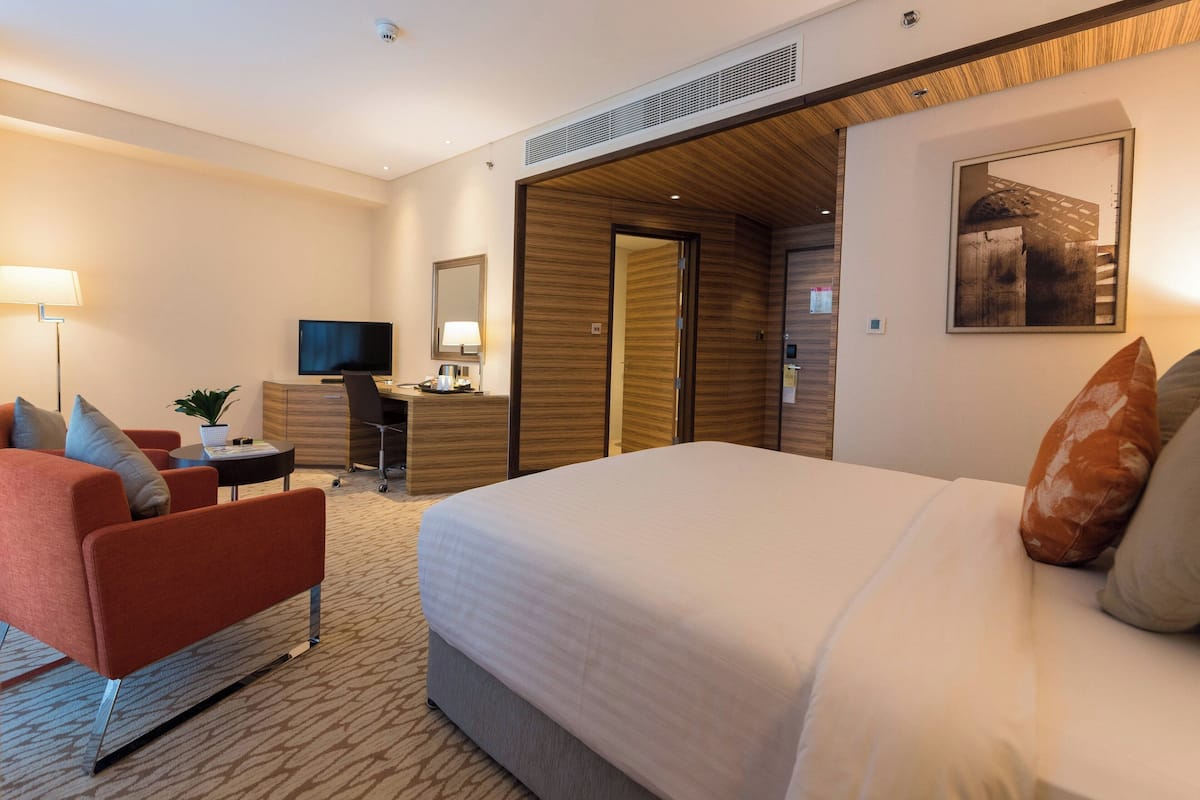 Camas con pillow-top, minibar y caja de seguridad en la habitación