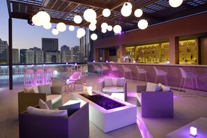 2 bares y bar junto a la piscina