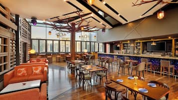3 restaurants; breakfast, lunch and dinner served