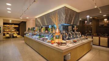 Un espace buffet proposant une variété de plats et agrémenté d’un vase décoratif central.