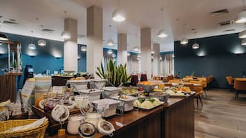 Se ofrece un desayuno bufé todos los días (70 PLN por persona)