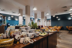 Dagelijks ontbijtbuffet (PLN 70 per persoon)