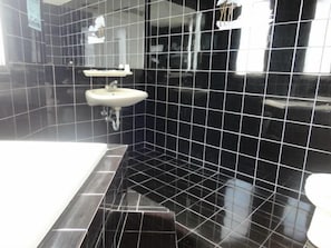 Ducha, artículos de tocador gratuitos, secador de pelo