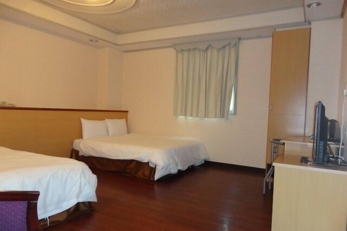 Desk, cots/infant beds