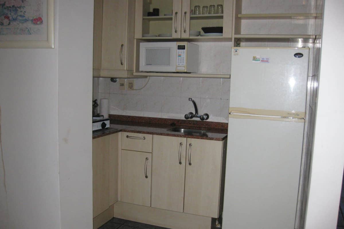 Appartamento, terrazzo | Cucina privata | Frigorifero, microonde, piano cottura, pentole/stoviglie/utensili