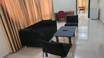 Deluxe Suite | 1 bedroom, Egyptian cotton sheets, memory foam beds, in-room safe