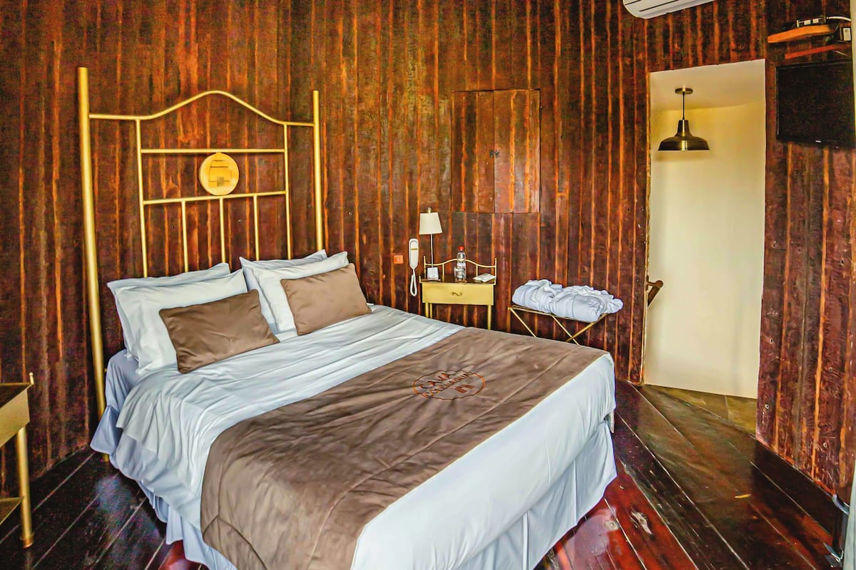 Premium bedding, minibar, in-room safe, bed sheets