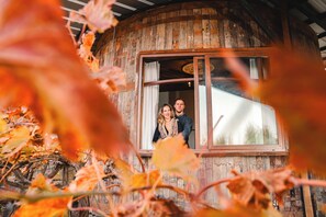 A rustic cabin with a large window and a wooden exterior. - Hotel Cava Colchagua (Santa Cruz)