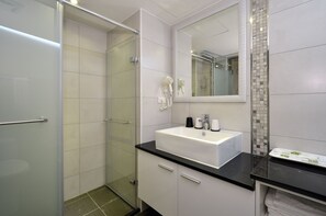 Triple Room | Bathroom | Shower, rainfall showerhead, free toiletries, towels - Smile Inn - Nanxi (Taipei)