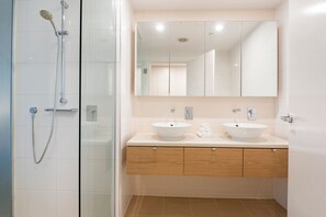 Apartamento de lujo, 3 habitaciones, vistas al mar | Baño | Ducha, secador de pelo, toallas y jabón
