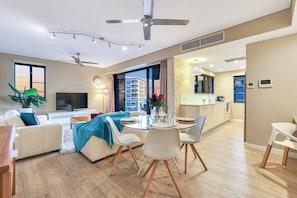 Luxury Apartment, 2 Bedrooms, Harbour View + FREE CAR | Living area