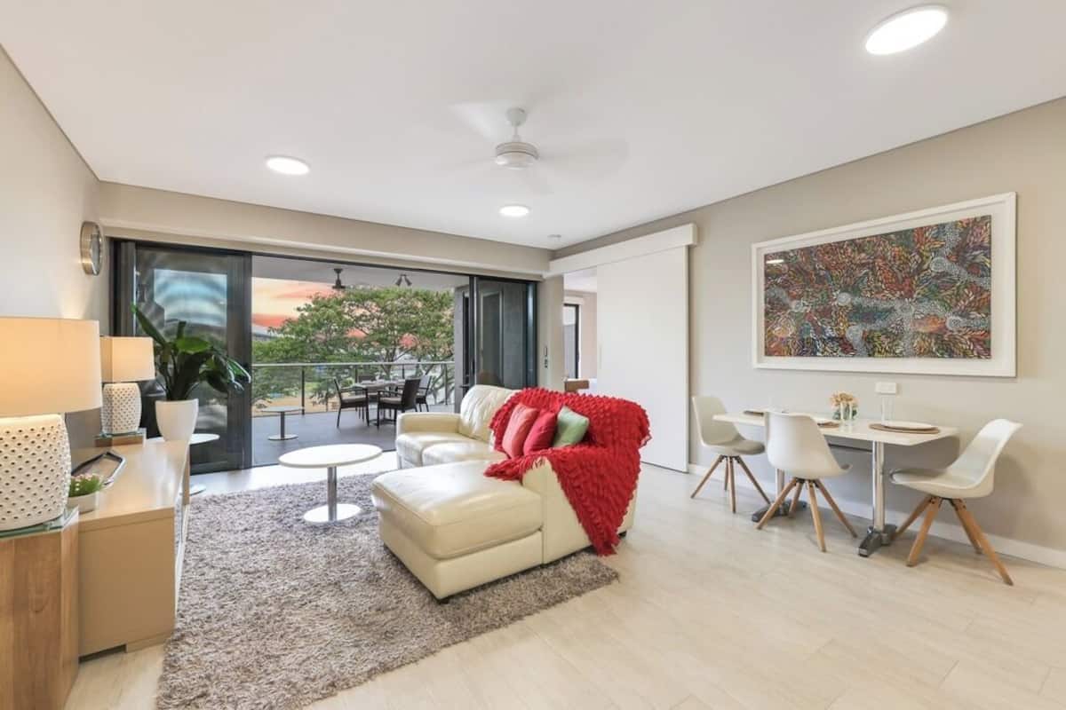 Apartamento de lujo, 1 habitación, balcón, vistas a la laguna | 1 dormitorio, ropa de cama de alta calidad, escritorio