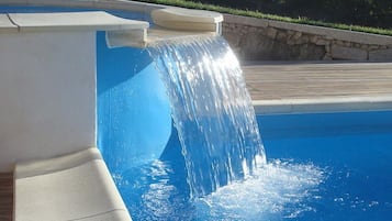 Ein Pool mit Wasserfall.