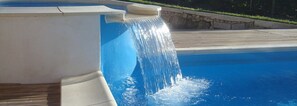 Piscina externa sazonal, funciona das 9h às 21h, espreguiçadeiras
